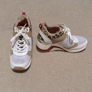 Skecher Street Women's Million - Wild'inSneaker size 6